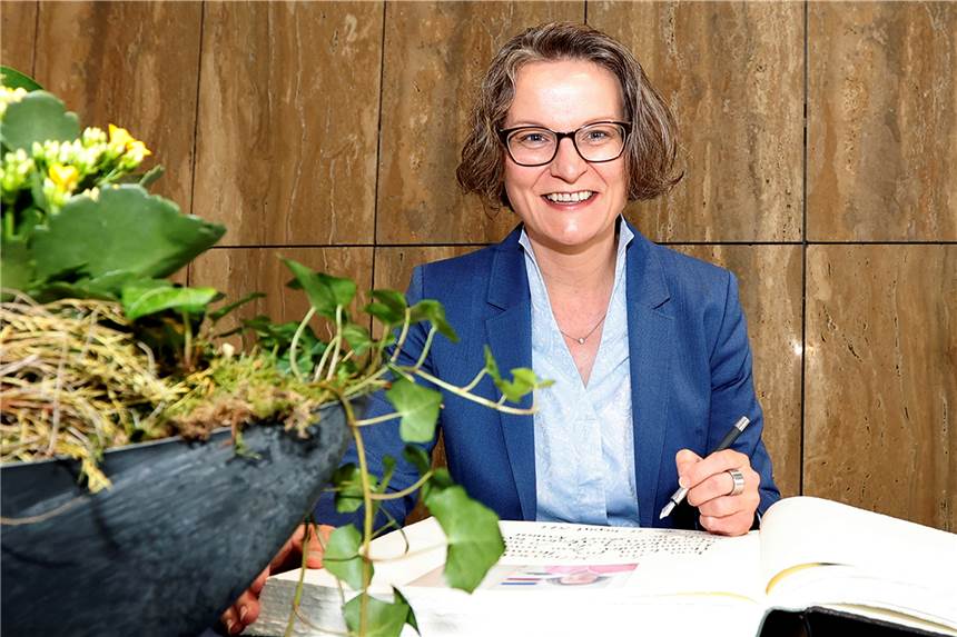 Hoher Posten: Scharrenbach will bei NRW-CDU am Ruder bleiben Ina Scharrenbach, hier bei einem Eintrag ins goldene Buch der Stadt Kamen, kandidiert beim CDU-Landesparteitag.