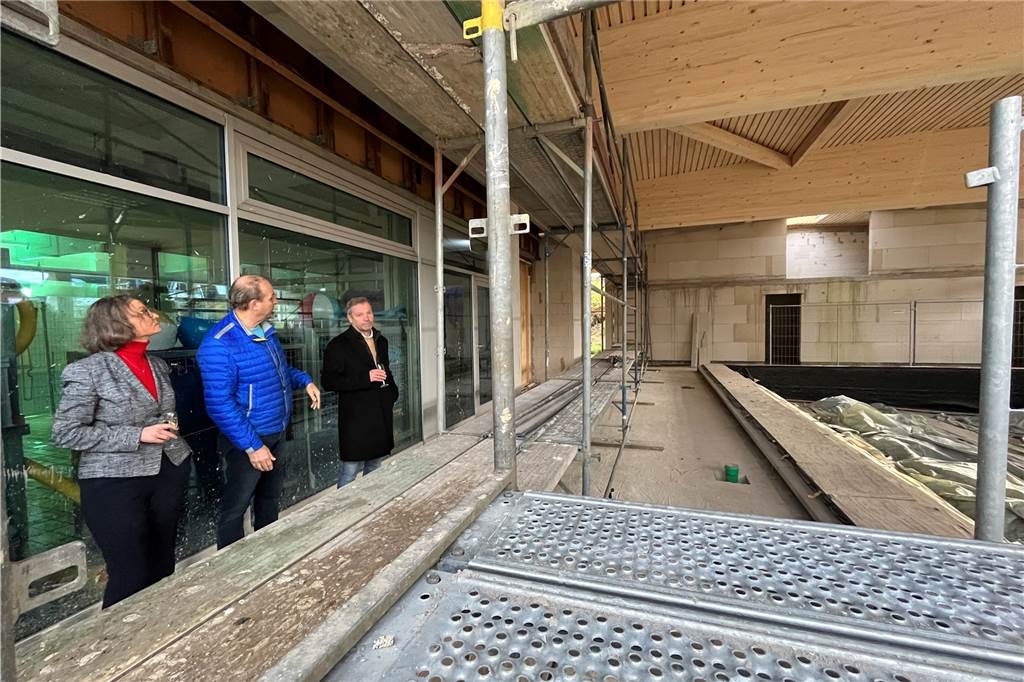 Investition in die Zukunft: Richtfest für Hallenbad-Erweiterung Ina Scharrenbach, Johannes Brilo und Mike Rexforth begutachten den Baufortschritt.