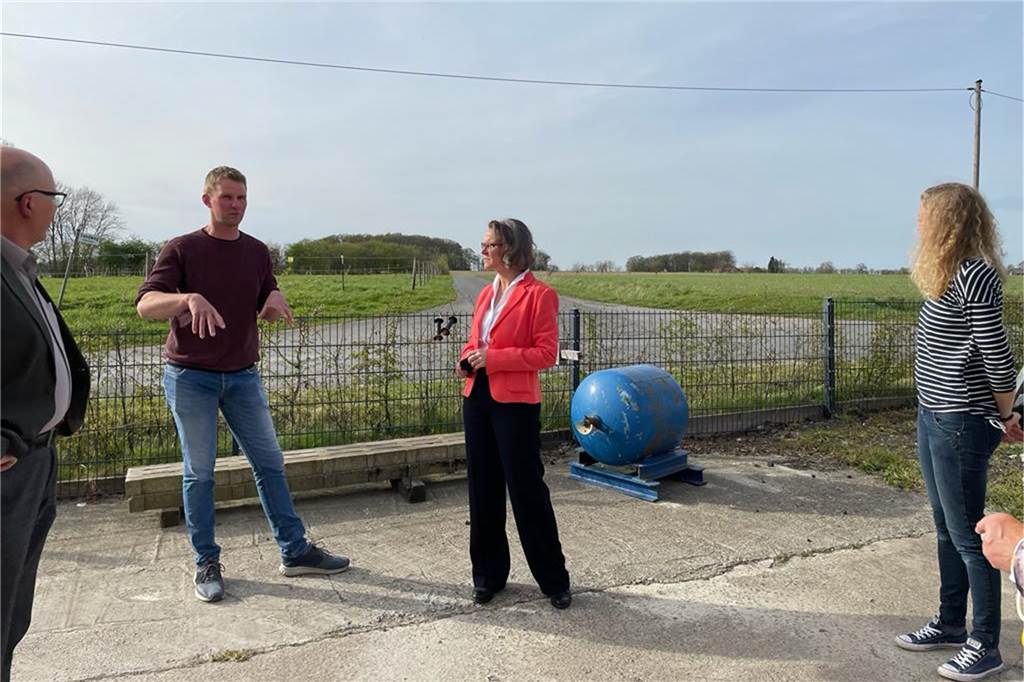 Ina Scharrenbach (M.) im Gespräch mit Simon Horstrup (2.v.l.) auf dessen Hof in Werne.