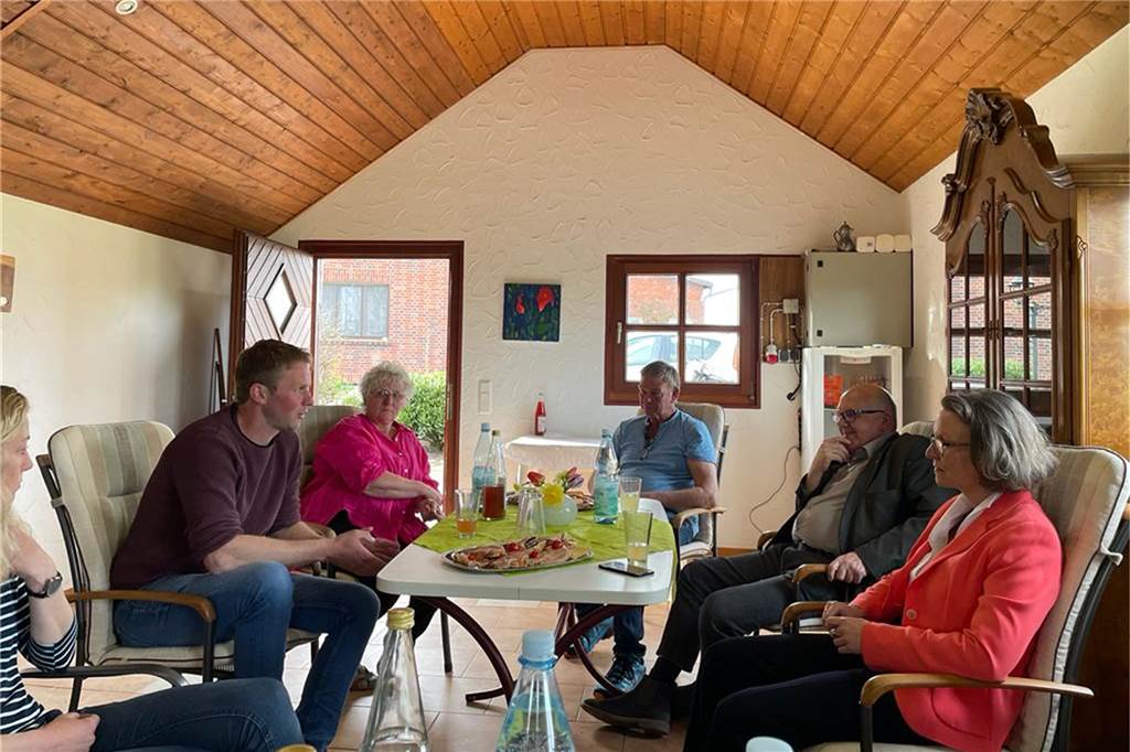 Ina Scharrenbach (r.) hört Simon Horstrup (l.) aufmerksam zu.
