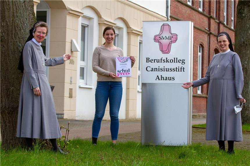 Ina Schlichtmann erhält Schulpreis für ehrenamtliches Pferdeprojekt Ina Schlichtmann erhält den SMMP-Schulpreis für Engagement. Generaloberin Schwester Maria Thoma Dikow (r.) und Schulleiterin Schwester Maria Manuela Gockel (l.) gratulieren. Damit verbunden ist ein Preisgeld in Höhe von 2000 Euro.