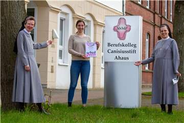 Ina Schlichtmann erhält den SMMP-Schulpreis für Engagement. Generaloberin Schwester Maria Thoma Dikow (r.) und Schulleiterin Schwester Maria Manuela Gockel (l.) gratulieren. Damit verbunden ist ein Preisgeld in Höhe von 2000 Euro.