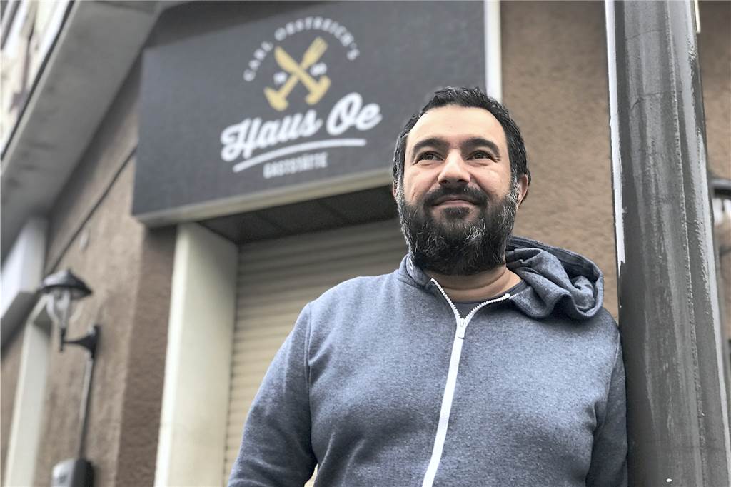 Inan Acar, Betriebsleiter im Haus Oestreich auf Schwerin und im Gleis 4 am Hauptbahnhof in Rauxel: Der gebürtige Schweriner (43) ist dankbar für die Corona-Hilfen und positiv gestimmt.