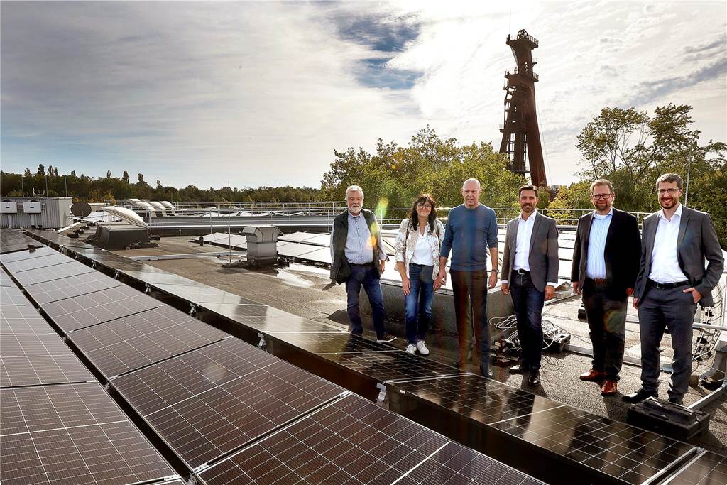 Solaranlagen in Kamen und Bergkamen: Zahl steigt stark an Inbetriebnahme des Solardachs auf dem Gründerzentrum des Technoparks mit GSW-Chef Jochen Baudrexl (3.v.l.) Etwa 77.000 Kilowattstunden produziert das kleine Solarkraftwerk oder umgerechnet 77 Megawatt. Das ist ungefähr so viel, wie 26 Familien bzw. Vier-Personen-Haushalte im ganzen Jahr verbrauchen.
