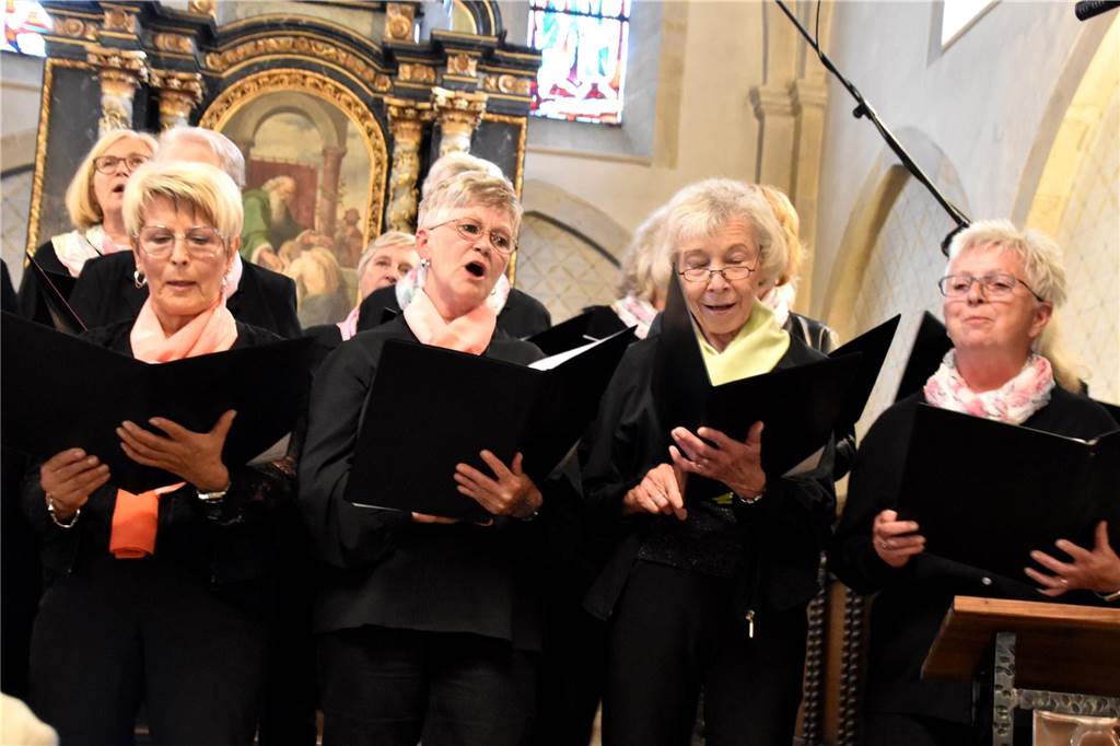 400 Besucher beim Musikfestival in der Mengeder Remigiuskirche Inbrünstig trugen der gemischte Chor Westerfilde zusammen mit dem Kirchenchor Nette ihre Lieder vor.