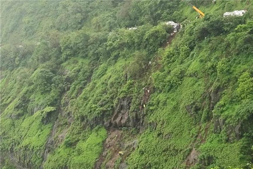 Bus stürzt in tiefe Schlucht: Mindestens 25 Tote in Indien Indien, Raigad: Blick auf die Schlucht, in die ein Bus gestürzt ist. Foto: Uncredited/AP