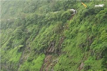 Indien, Raigad: Blick auf die Schlucht, in die ein Bus gestürzt ist. Foto: Uncredited/AP