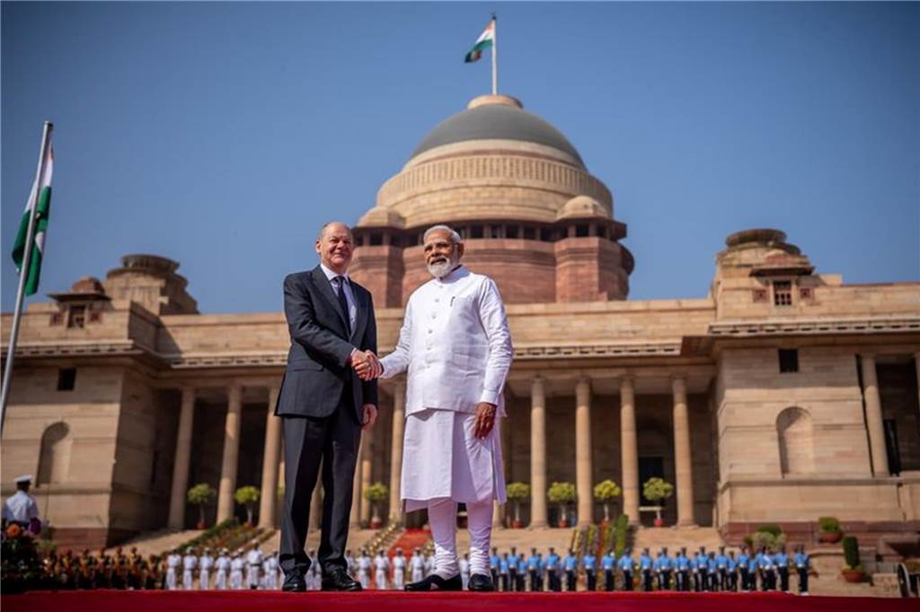 Olaf Scholz will Beziehung mit Indien stärken: Auch wegen Russland Indiens Premierminister Narendra Modi empfängt Bundeskanzler Olaf Scholz (SPD) mit militärischen Ehren.pa