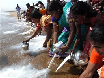 Indische Frauen schütten Milch in der Bucht von Bengalen als ein Ritual und Gedenken somit Tsunami-Opfern. Bei der Naturkatastrophe am 26. Dezember 2004 kamen rund 220.000 Menschen ums Leben.