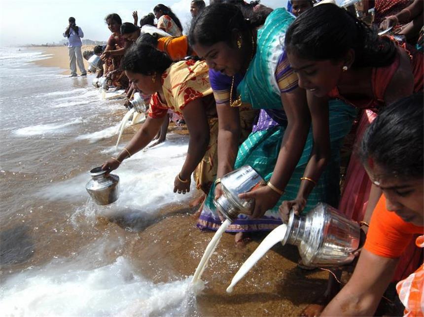 Gedenken an Opfer sechs Jahre nach Tsunami Indische Frauen schütten Milch in der Bucht von Bengalen als ein Ritual und Gedenken somit Tsunami-Opfern. Bei der Naturkatastrophe am 26. Dezember 2004 kamen rund 220.000 Menschen ums Leben.