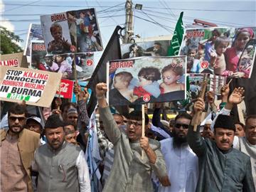 Indische Muslime protestieren in Hyderabad (Indien) mit Schildern und Plakaten gegen die Unterdrückung und Gewalt gegenüber den Rohingyas in Myanmar. Foto: Mahesh Kumar A.
