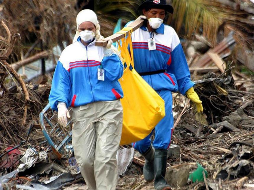 Weltweites Tsunami-Gedenken zehn Jahre nach der Katastrophe Indonesische Freiwillige bergen in Banda Aceh Tote aus den Trümmern. Foto: Nani Afrida/Archiv