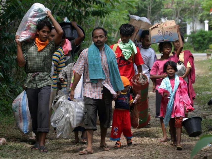 Weltweites Tsunami-Gedenken zehn Jahre nach der Katastrophe Indonesische Tsunami-Überlebende auf dem Weg in ein Flüchtlingslager. Foto: Ardiles Rante/Archiv