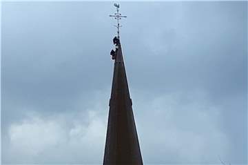 Industriekletterer waren am Donnerstag auf dem Dach des Vitus-Kirchturms unterwegs.