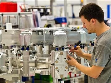 Industriemechaniker Viktor Kaftan montiert in Ditzingen (Baden-Württemberg) beim Maschinenbauer Trumpf einen Co2-Laser. Foto: Daniel Bockwoldt