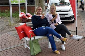 Ines Dalkmann und Sarah Wedderwille genießen ihre Kugel Eis auf der Bank am ZOB. Hier dürfen sie die Maske absetzen.