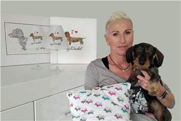 Ines Jägers und ihr Dackel Sam. Der Vierbeiner findet sich oft als Motiv wieder, ob gezeichnet oder fotografiert. Es gibt Kissen, Lampenschirme, Karten und vieles mehr mit Dackeln – oft mit einem humorvollen Spruch dazu.