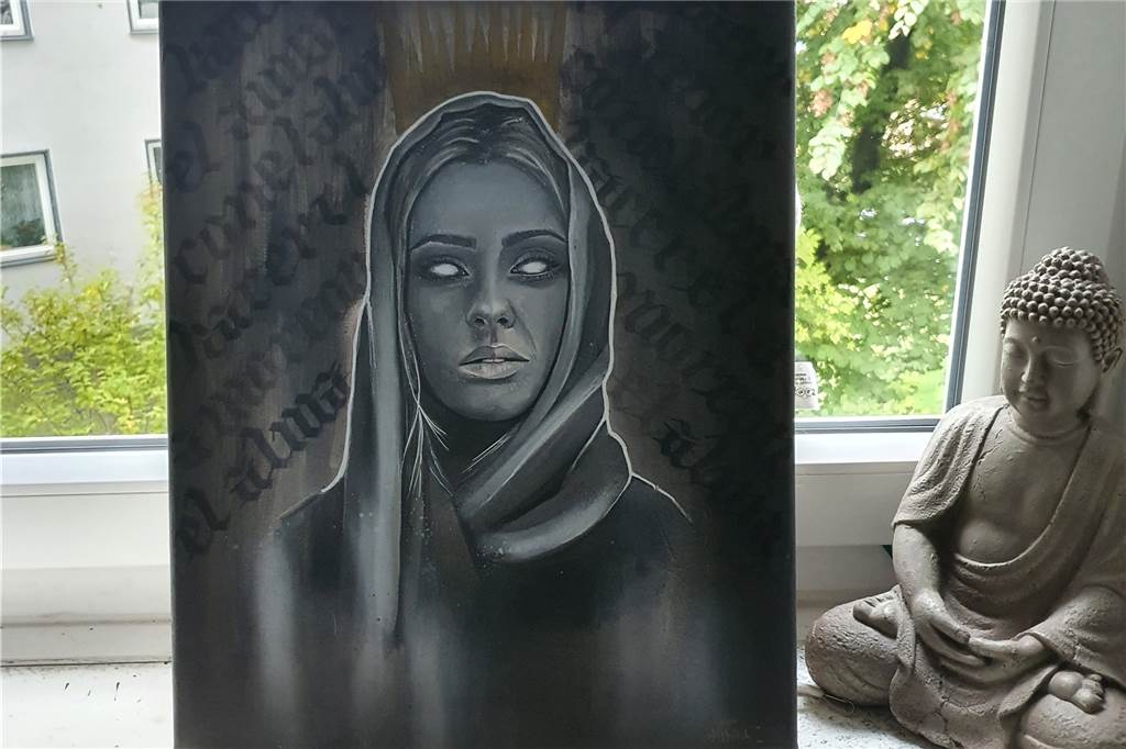 Riesige Wandgemälde einer spanischen Künstlerin schmücken Kirchlinde Gemälde auf Leinwand mit einer Frau mit einem Schleier.