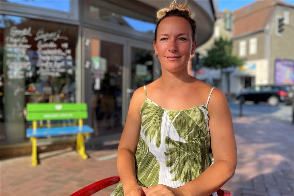 Ines Schulte (37) ist Stammkundin bei Auffenberg, kauft aber auch gern bei Vieting und Kortmann ein. Sie schätzt die Handwerks-Produkte aus der Stadt, in der sie mit ihren drei Kindern zu Hause ist.
