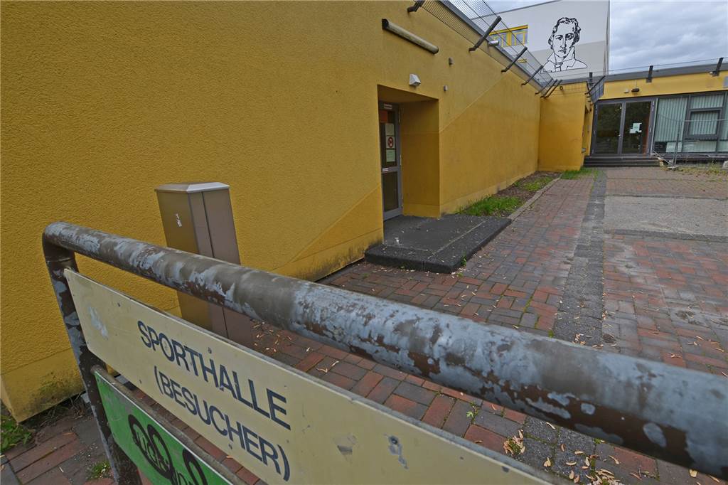 Infektionsschutz steht oben an - schon beim Zutritt in die Sporthalle. 