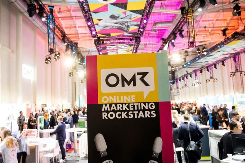 Der Einfluss der Influencer Influencer, die ihre Fans im Internet an ihrem Leben teilhaben lassen, haben Tausende Follower. Das macht sie für die Werbung interessant. Foto: Christian Charisius