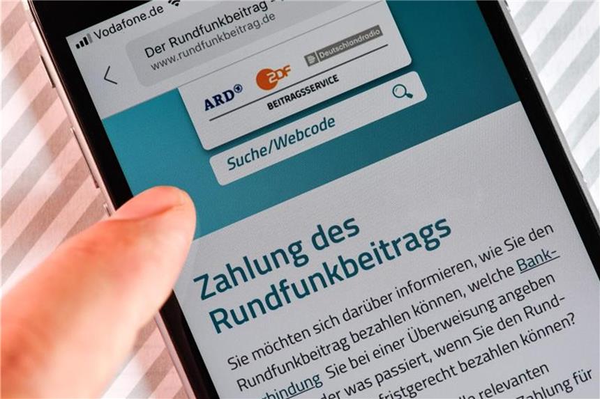 Infoseite über die Zahlung des Rundfunkbeitrags auf einem Smartphone. Foto: Jens Kalaene