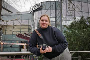 Inga Püschel vor der Cineworld. Die junge Lünerin studiert Dokumentar-Fotografie in Wales und hat sich als Projekt das Kinofest ausgesucht.