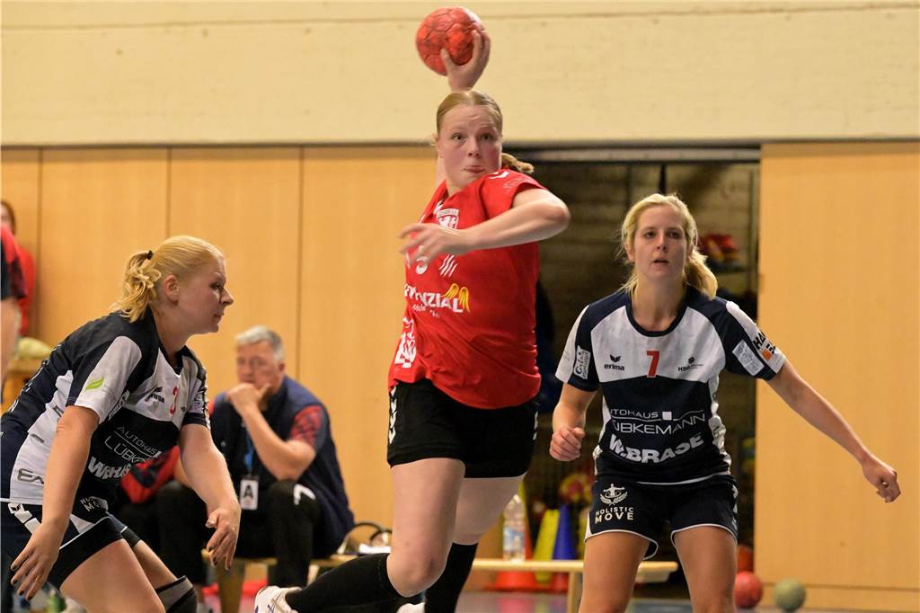 Freudentränen bei Spielerinnen: Handballerinnen des Lüner SV feiern ersten Saisonsieg Wilberg wirft.