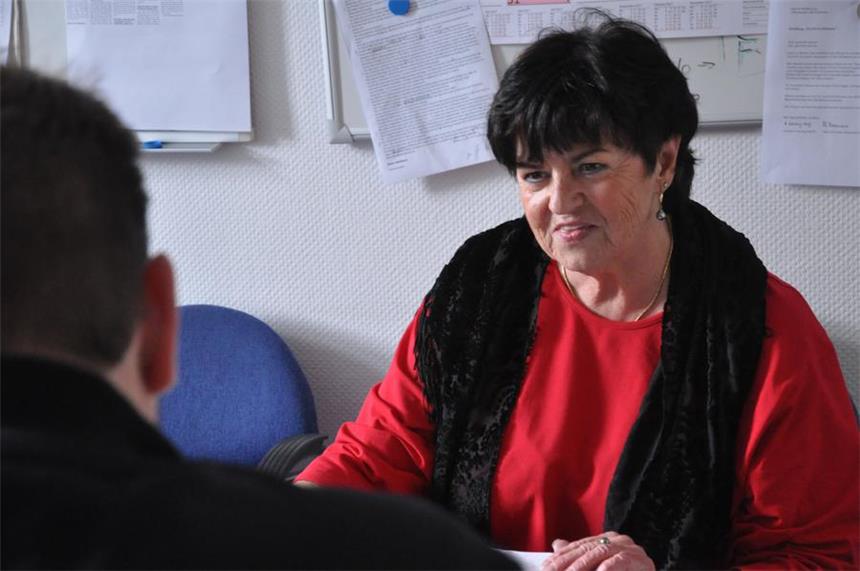 Schwerterin teilte sich mit 40 Flüchtlingen ein Haus Inge Lamann kam zu einem Gespräch in die Redaktion. Acht Monate lebte sie mit Flüchtlingen in einem Haus.