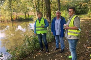Inge Sichort, Elisabeth Grümer und Gabriele Bayer (v.l.) sorgen sich um die Tiere im Teich auf dem Golfplatz.