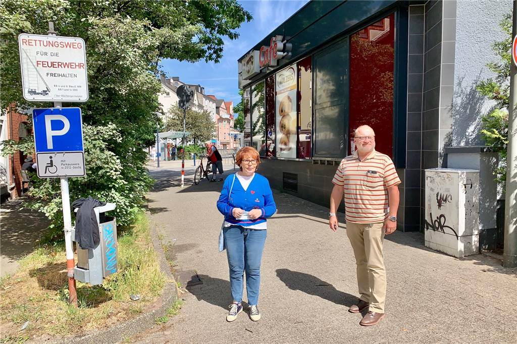 Ingeborg Milde und Dirk Mayer in einer der Gassen, die von der Köln-Berliner-Straßen in Richtung Kaufland führt.