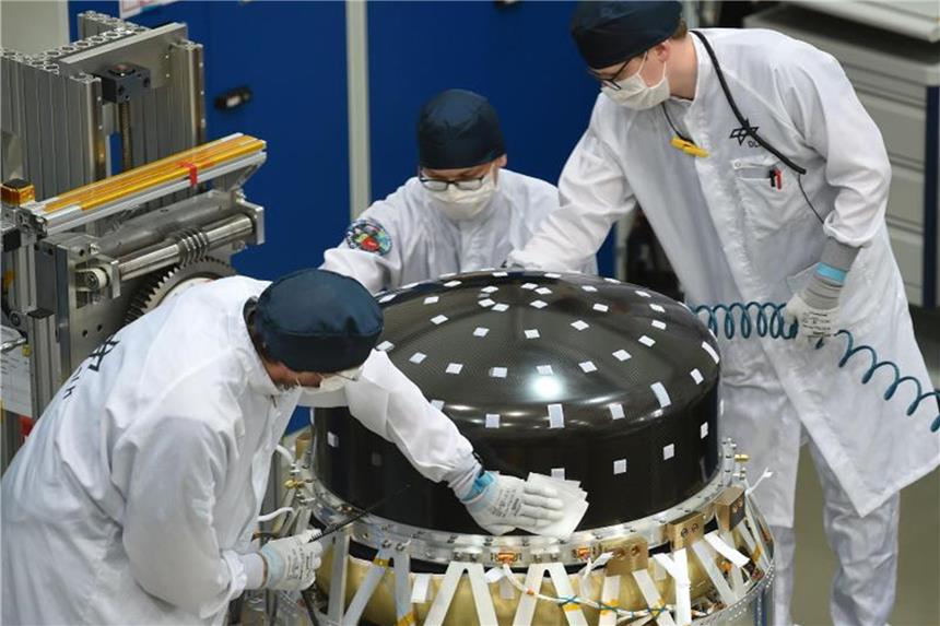 Himmlisches Hochbeet: Tomaten sollen in Satelliten wachsen Ingenieure arbeiten am Deutschen Zentrum für Luft-und Raumfahrt (DLR) an einem Forschungssatelliten, der als fliegendes Gewächshaus um die Erde kreisen soll. Foto: Carmen Jaspersen