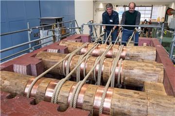 Ingenieurwissenschaftler der Universität Kassel demonstrieren den die Verschluss-Mechanik einer Grabkammer. Foto: Swen Pförtner