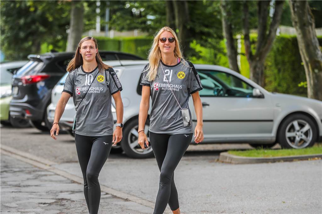 Mit Fotostrecke: BVB-Frauen sprechen beim Vorbereitungsstart über Saisonziel Inger Smits (r.) und Kelly Dulfer bei der Ankunft am l‘Arivée-Hotel.