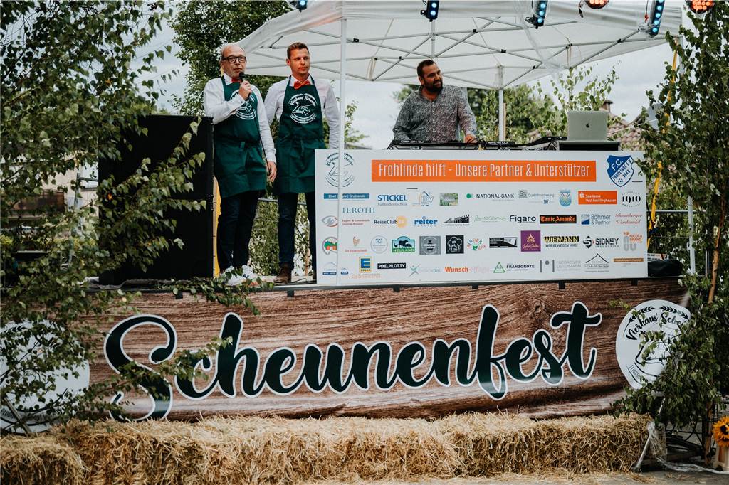 Scheunenfest: Castrop-Rauxeler Hof sammelt 15.000 Euro für Flutopfer Ingo Böhmer (l.) und Roman Vierhaus (r.) bedankten sich bei den zahlreichen Besuchern für die Unterstützung.