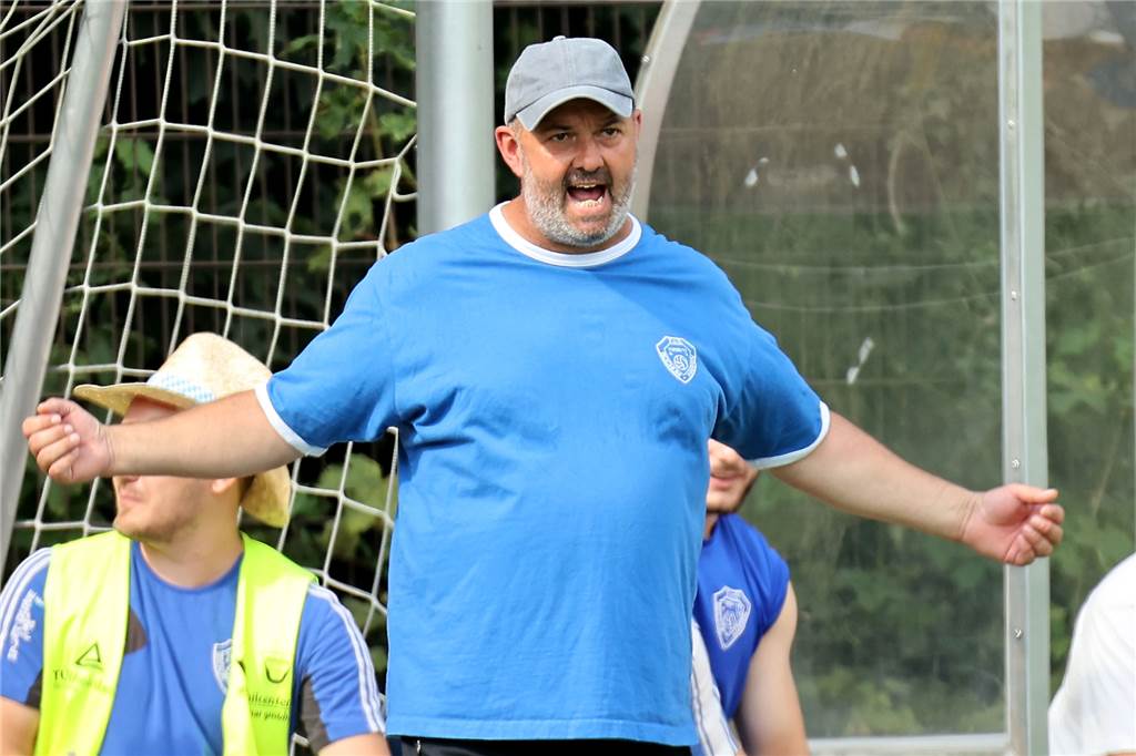 SG Castrop gegen den TuS Harpen: Fünf Tore fallen an der Bahnhofstraße Ingo Bredenbröcker, Trainer des TuS Harpen.