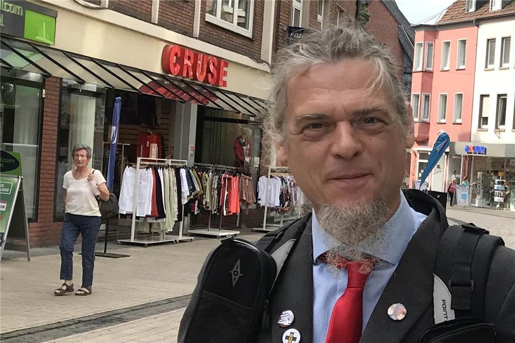 Modehausinhaber bedroht PARTEI-Stand: „Absolut geschäftsschädigend“ Ingo Lilienthal berichtet von einer Bedrohung in der Altstadt.