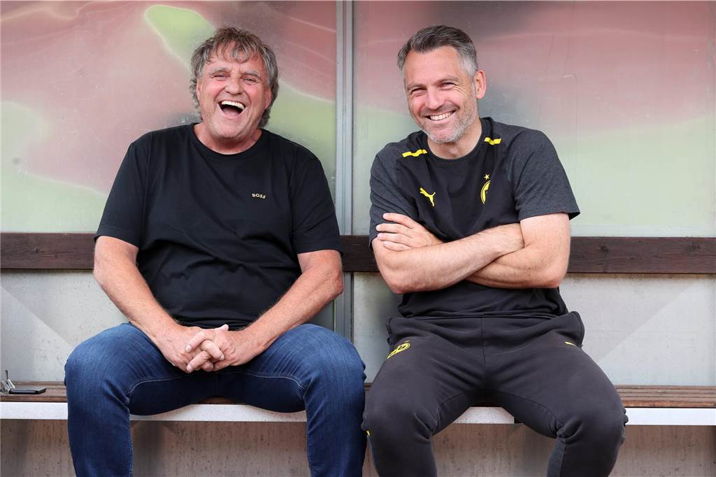 Neuausrichtung der BVB-U23: Mehr eigene Talente, höhere Durchlässigkeit, mehr Identifikation Ingo Preuß und Jan Zimmermann sitzen auf einer Bank und lachen.