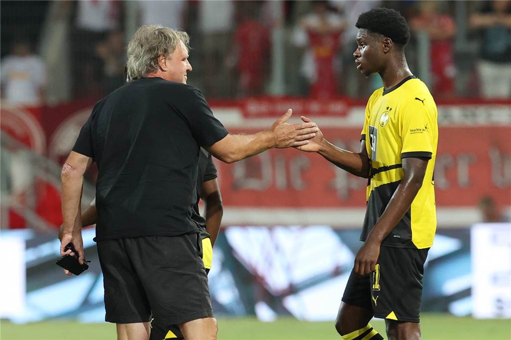 BVB-Youngster Hendry Blank : Erst unterm Radar, jetzt bei Terzic auf dem Schirm Ingo Preuß begrüßt Hendry Blank.