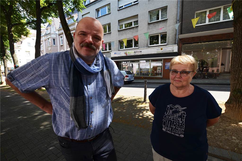 Ausflug in der eBike-Rikscha: Jung radelt Alt durch den Stadtteil Ingo Rößler und Hannelore Rieger werben für Spenden und Freiwillige, die die Rikscha fahren.