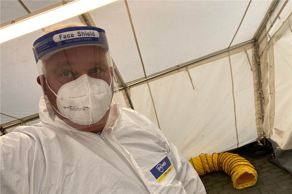 Teststellen-Betreiberin aus Werne: Viele Bürger landen an der falschen Stelle Ein Mann mit Maske