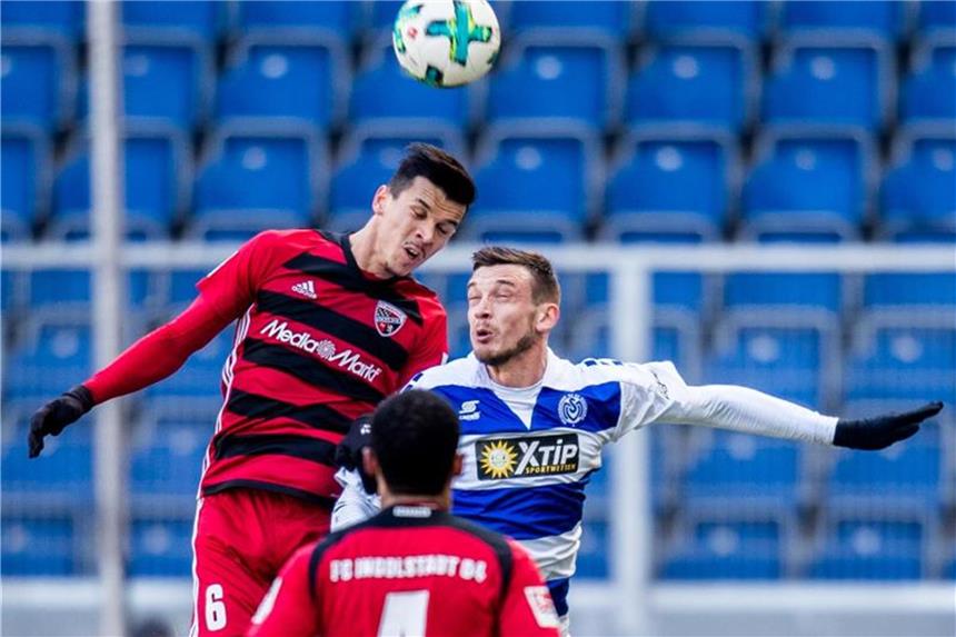 Aufsteiger Duisburg siegt und holt Kiel ein Ingolstadts Alfredo Morales (l) im Kopfballduell mit Duisburgs Mael Corboz. Foto: Marcel Kusch