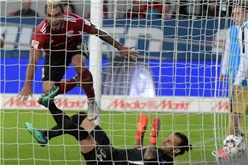 Ingolstadts Dario Lezcano (l) erzielt gegen Aue-Torwart Daniel Haas das 2:1. Foto: Stefan Puchner