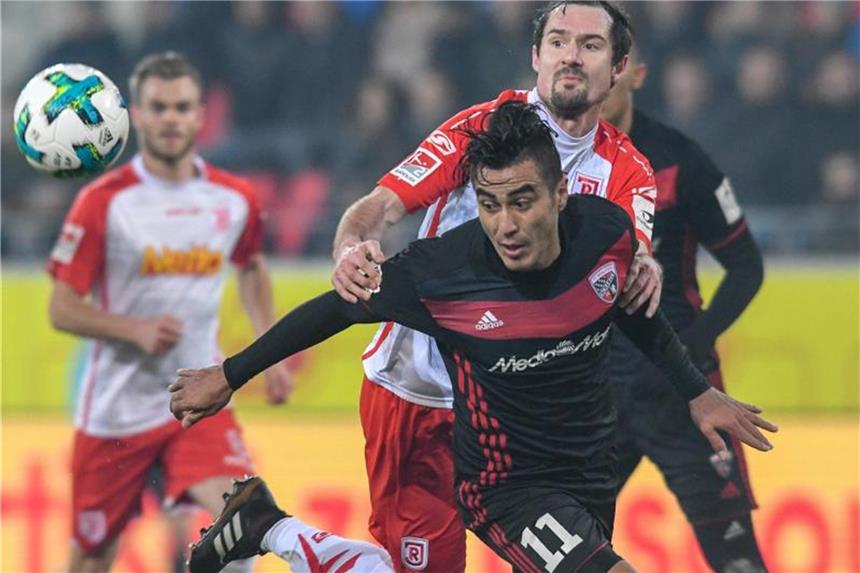 Ingolstadt verspielt 2:0 - Bittere Pleite in Regensburg Ingolstadts Darío Lezcano wird von dem Regensburger Sebastian Nachreiner gefoult. Foto: Armin Weigel