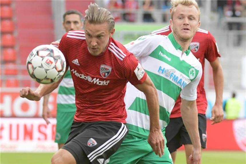 Nur 1:1 gegen Fürth: Ingolstadt setzt Sieglos-Serie fort Ingolstadts Konstantin Kerschbaumer (l) und der Fürther Nik Omladic kämpfen um den Ball. Foto: Stefan Puchner