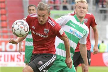 Ingolstadts Konstantin Kerschbaumer (l) und der Fürther Nik Omladic kämpfen um den Ball. Foto: Stefan Puchner