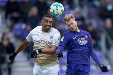 Ingolstadts Marvin Matip (l) in einem Kopfballduell mit Pascal Köpke vom FC Erzgebire Aue. Foto: Sebastian Kahnert