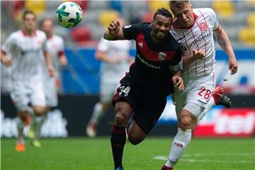 Ingolstadts Marvin Matip (l.) und Düsseldorfs Rouwen Hennings kämpfen um den Ball. Foto: Jonas Güttler