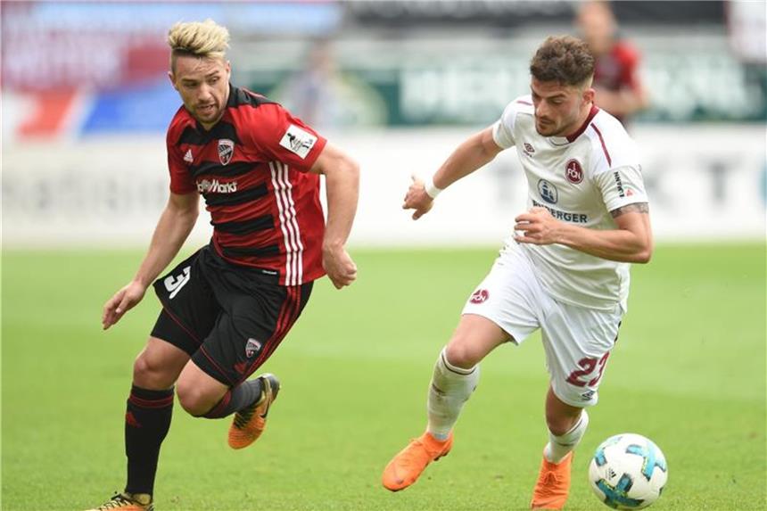 Joker Zrelak rettet Nürnberg wertvollen Punkt in Ingolstadt Ingolstadts Sonny Kittel (l) und der Clubberer Tim Leibold kämpfen um den Ball. Foto: Andreas Gebert