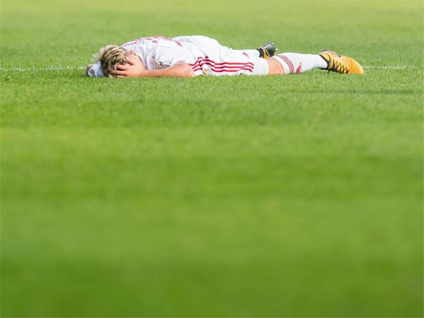 Perfekte Woche für Nürnberg - Düsseldorf wieder Spitze Ingolstadts Thomas Pledl liegt nach dem in Bochum verlorenen Spiel auf dem Boden. Foto: Guido Kirchner
